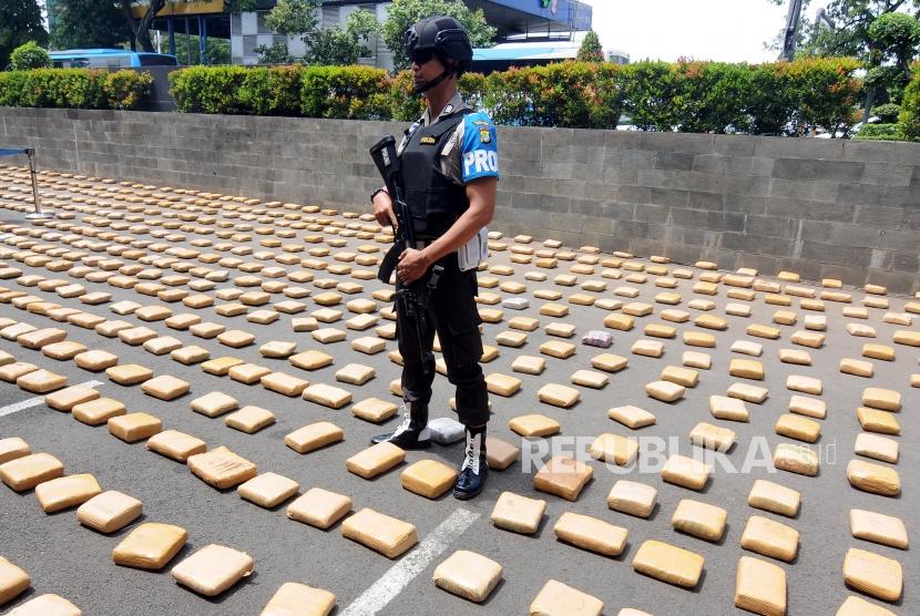 Polisi menjaga barang bukti saat rilis kasus penyelundupan narkoba di Polres Metro Jakarta Barat, Kamis (4/1).