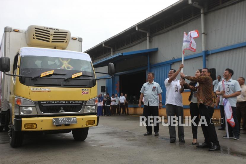 Direktur Komersial Perum BLOG Tri Wahyudi Saleh (kiri) didampingi Kadivre BULOG DKI Jakarta Banten Mansur (kanan) dan Perwakilan Ditreskrimsus Polda Metro Jaya Febri (tengah) melepas truk yang membawa daging kerbau dan sapi saat Launching Operasi Pasar (OP) Kerbau dan Sapi di Perum BULOG Divre DKI Jakarta, Kelapa Gading, Jakarta, Rabu (20/12).