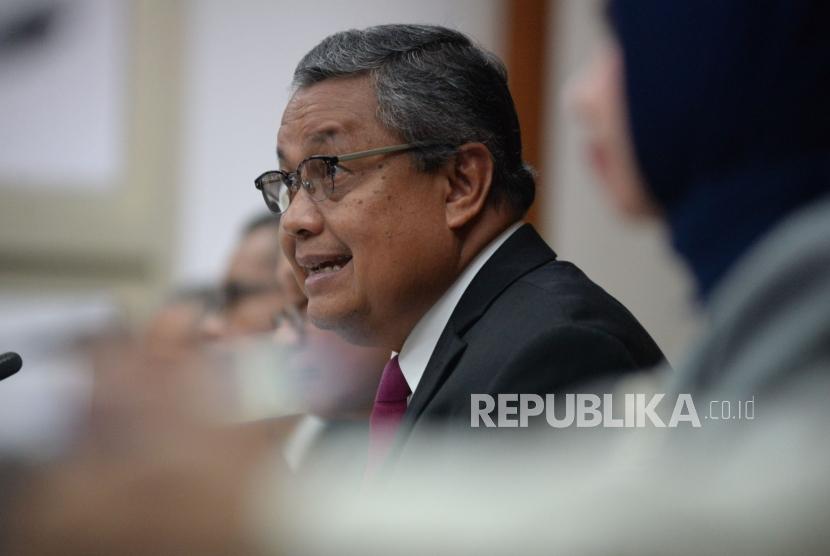 Gubernur Bank Indonesia Perry Warjiyo menyampaikan konferensi pers hasil Rapat Dewan Gubernur di kantor Bank Indonesia, Jakarta, Kamis (16/5).