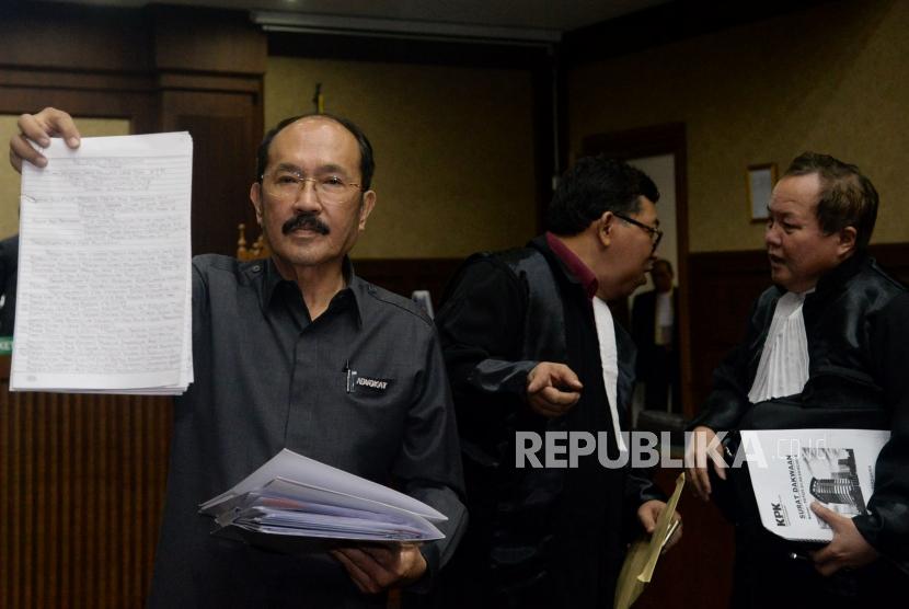 Mantan pengacara Setya Novanto, Fredrich Yunadi menunjukan surat eksepsinya usai menjalani sidang perdana di Pengadilan Tipikor, Jakarta, Kamis (8/2).