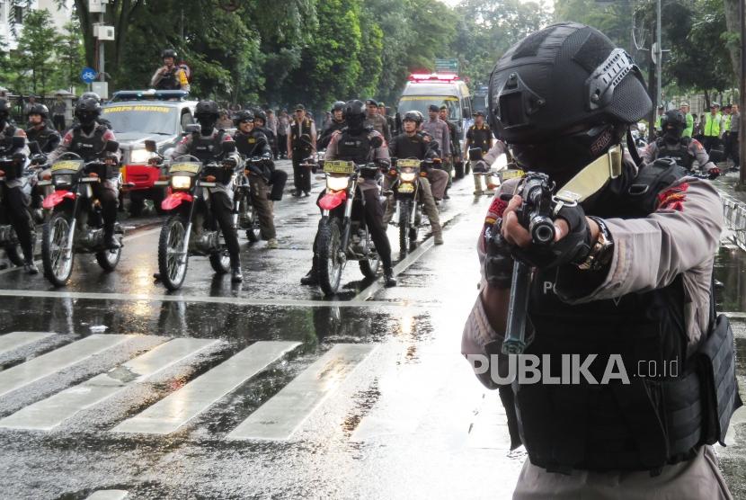 Polisi berusaha menggeser peserta aksi yang semakin anarkis saat simulasi pengamanan Pilkada serentak di depan Gedung Sate, Kota Bandung, Jumat (9/2).