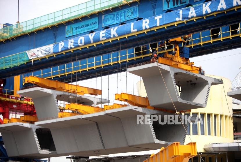 Pekerja menyelesaikan pembangunan proyek Light Rail Transit (LRT) Atau kereta api ringan dikawasan Kelapa Gading.