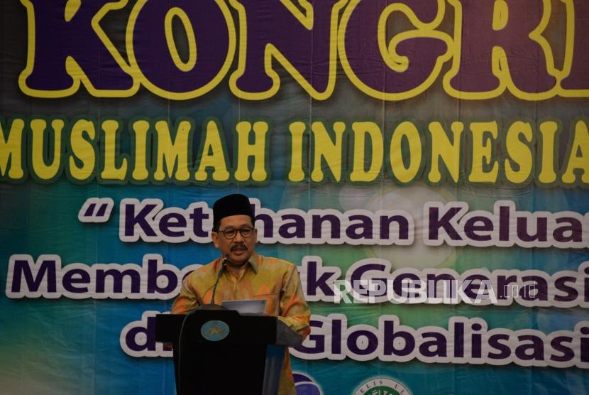 Wakil Ketua Umum MUI Zainut Tauhid Sa'adi memberikan sambutan pada pembukaan kongres muslimah Indonesia ke-2 di Jakarta ,Senin (17/12).