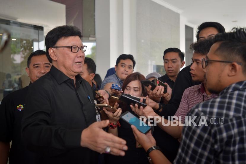 Mendagri Tjahjo Kumolo memberikan keterangan usai rapat koordinasi (rakor) pengamanan Pemilu 2019 di Auditorium PTIK, Jakarta, Kamis (13/9).