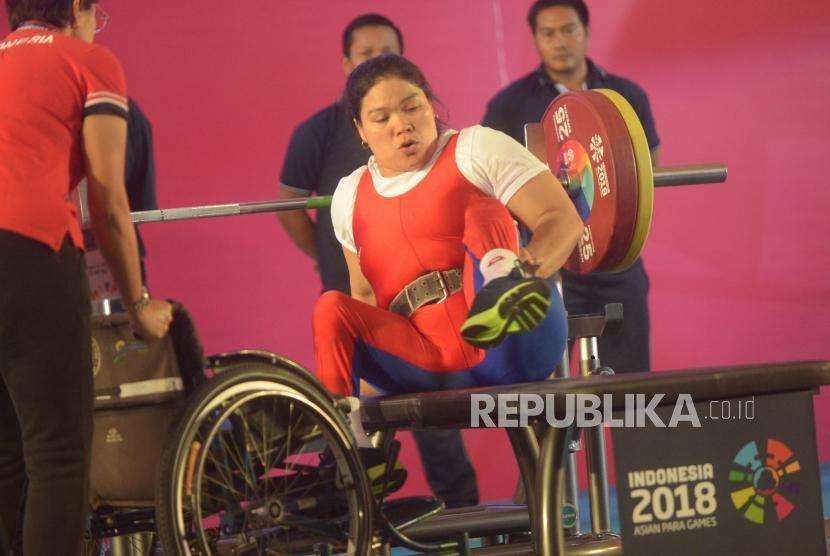 Lifter Indonesia Nurtani Purba bersiap untuk melakukan angkatan dalam final kategori perempuan 73 Kg Asian Para Games, Balai Sudirman, Jakarta, Rabu (10/10).