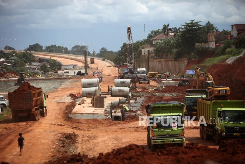 Aktivitas pekerja saat menyelesaikan pembangunan proyek jalan Tol Depok Antasari di Kawasan Cilandak, Jakarta, Rabu (7/3).