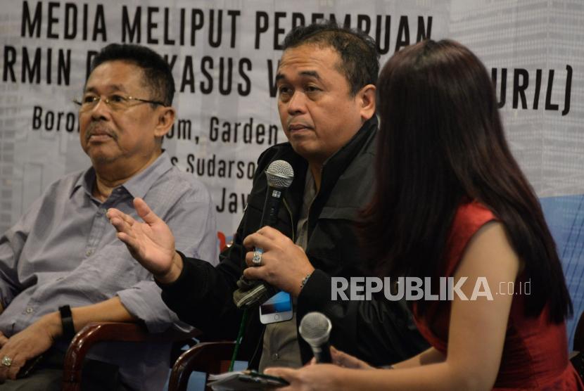 Kabid Humas Polda Jatim Kombes Pol Frans Barung Mangera (tengah) menyampaikan pandanganya bersama Jurnalis Senior Karni Ilyas (kanan) dan Moderator Apreyvita Wulansari saat menjadi narasumber pada the editor's talk dalam rangkaian Hari Pers Nasional (HPN) 2019 di Surabaya, Jawa Timur, Jumat (8/2).