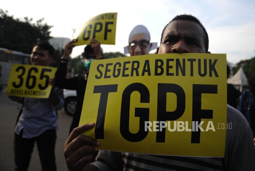 Aktivis Anti Korupsi membawa poster bergambarkan Novel Baswedan dalam rangka peringatan 1 tahun kasus Novel Baswedan di depan Istana Merdeka Jakarta, Rabu (11/4).