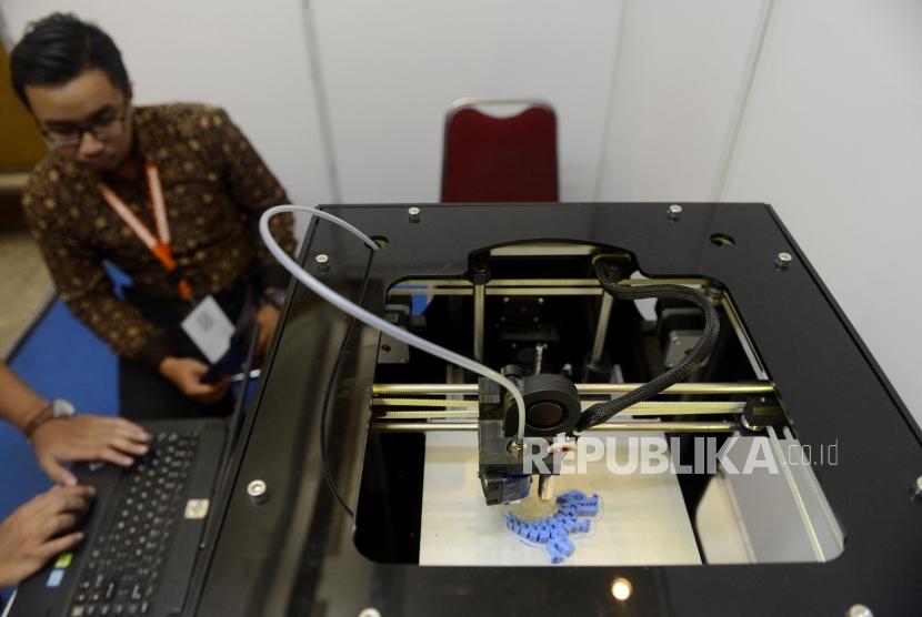 Penjaga stan mengoperasikan alat 3D Printer pada pameran Indonesianisme Summit 2019 di Jakarta Convention Center, Jakarta, Selasa (13/8). Printer 3D berpeluang mendisrupsi banyak hal karena bisa membuat berbagai macam barang.