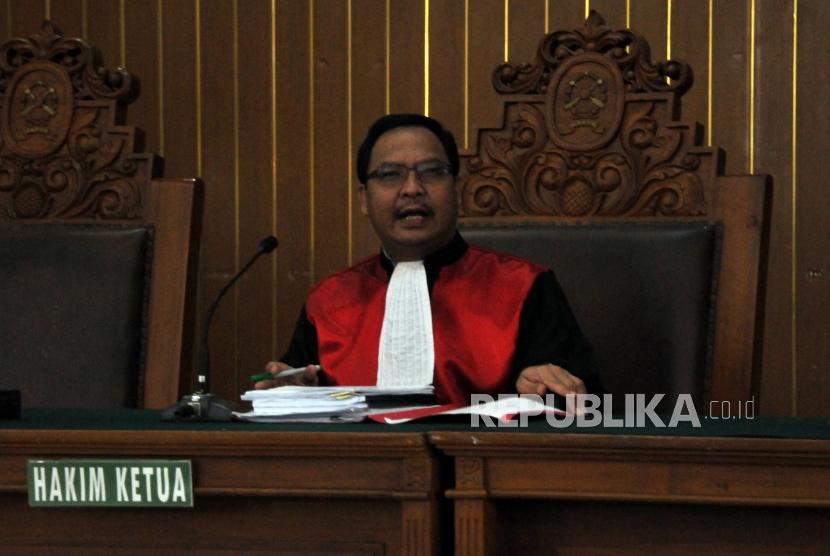Hakim Tunggal Kusno saat memimpin sidang pututsan praperadilan Ketua DPR nonaktif Setya Novanto terhadap Komisi Pemberantasan Korupsi (KPK) di Pengadilan Negeri Jakarta Selatan, Kamis (14/12).