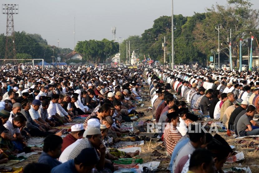 Shalat Ied di Alun-alun Utara Yogya. Umat muslim melaksanakan salat Idul Adha, di Alun-alun Utara Yogyakarta, Ahad (11/8/2019).
