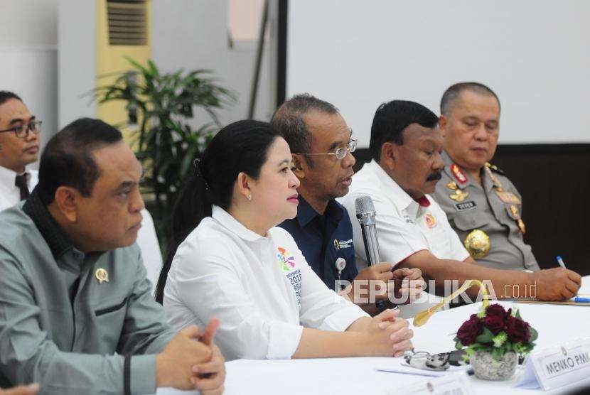 Menteri Koordinator Bidang Pembangunan Manusia dan Kebudayaan Puan Maharani (kedua kiri) bersama Chief de Missions Asian Games 2018 yang juga Menteri Pendayagunaan Aparatur Negara dan Reformasi Birokrasi Syafruddin (kiri) dan Sekretaris Kementerian Pemuda dan Olahraga Gatot S. Dewa (tengah) memberikan paparan saat konferensi pers di Jakarta, Senin (3/9).