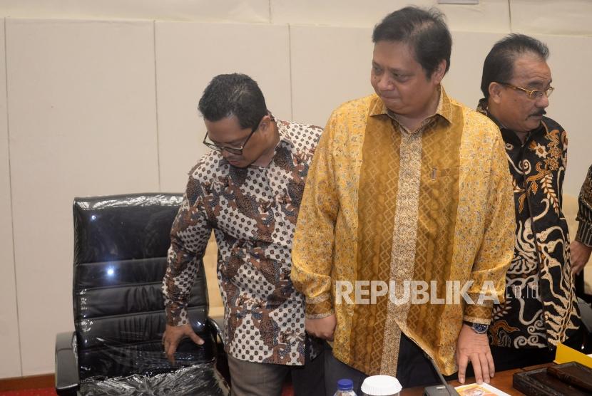 Ketua Umum Golkar Airlangga Hartarto bersiap memimpin rapat pleno fraksi partai golkar di Gedung Nusantara, Kompleks Parlemen ,Senayan, Jakarta, Kamis (11/1/18).