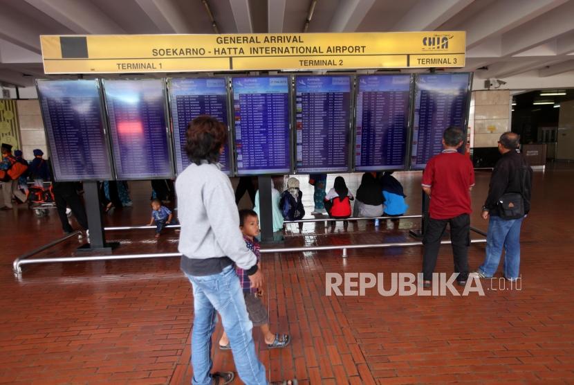 Sejumlah penumpang pesawat melintas di Terminal dua Bandara Soekarno-Hatta, Tangerang, Banten, Rabu (21/2).