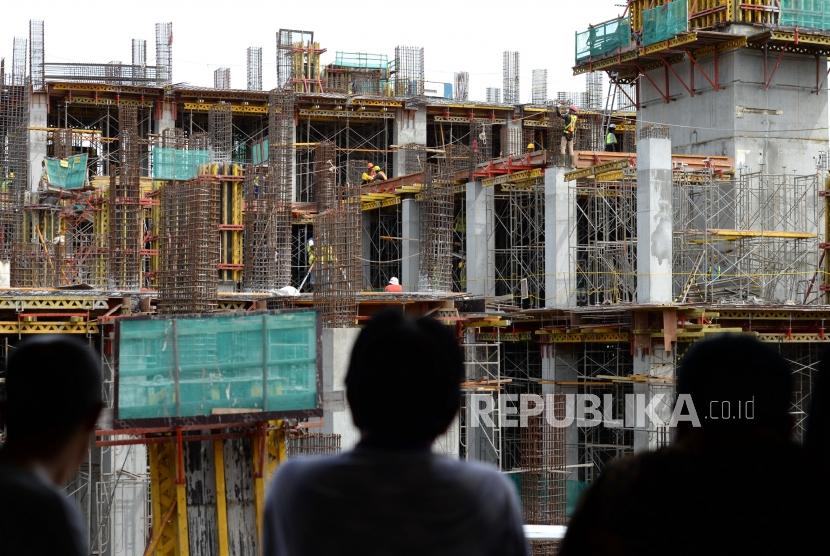 Anggaran Proyek Infrastruktur. Pekerja menyelesaikan proyek rumah susun di Jakarta. ilustrasi