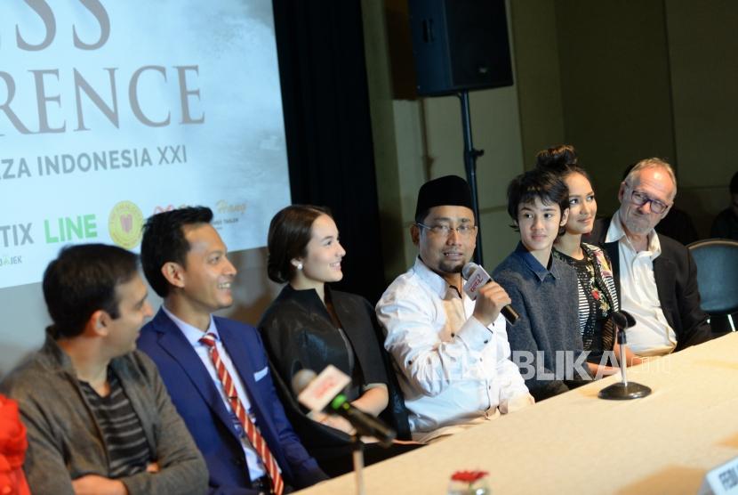 Peluncuran Film AAC 2. Penulis Habibburachman El Shirazy (keempat kanan) memberikan paparan terkait Film Ayat-Ayat Cinta 2 saat peluncuran di Jakarta, Rabu (6/12).