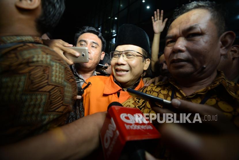 Wakil Ketua DPR RI, Taufik Kurniawan menggunakan rompi orange usai  menjalani pemeriksaan di Komisi Pemberantasan Korupsi (KPK), Jakarta, Jumat (11/2).