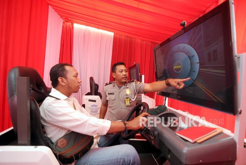 Warga melakukan tes simulator sim pada kegiatan pembuatan SIM A Umum kolektif untuk pengemudi angkutan taksi online dan konvensional di kawasan Gelora Bung Karno (GBK), Senayan, Jakarta, Ahad (25/2).