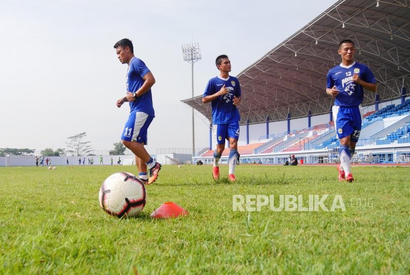 Dedi Kusnandar, Zalnando, dan Henhen Herdiana mengikuti sesi fatihan di Stadion Arcamanik, Bandung, Senin (21/1).
