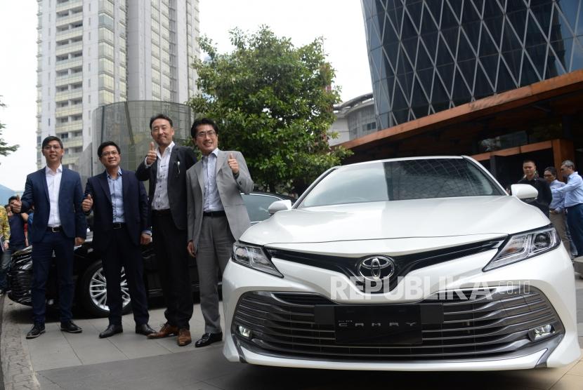 President Director PT Toyota-Astra Motor (TAM) Yoshihiro Nakata (kedua kanan) bersama Vice President Director TAM Henry Tanoto (kedua kiri), Director TAM Anton Jimmy Suwandi (kiri) dan Kazunori Minamide (kanan) berfoto pada acara peluncuran All New Camry di Jakarta, Selasa (8/1).