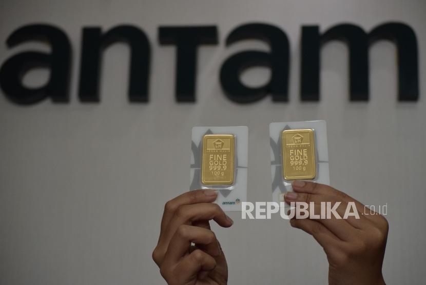 Karyawan menunjukan emas batangan di Butik Emas Logam Mulia ANTAM, Sarinah, Jakarta,Kamis (25/10). PT Aneka Tambang (Antam) hingga September 2020 mencatatkan penurunan produksi mencapai 77 persen.