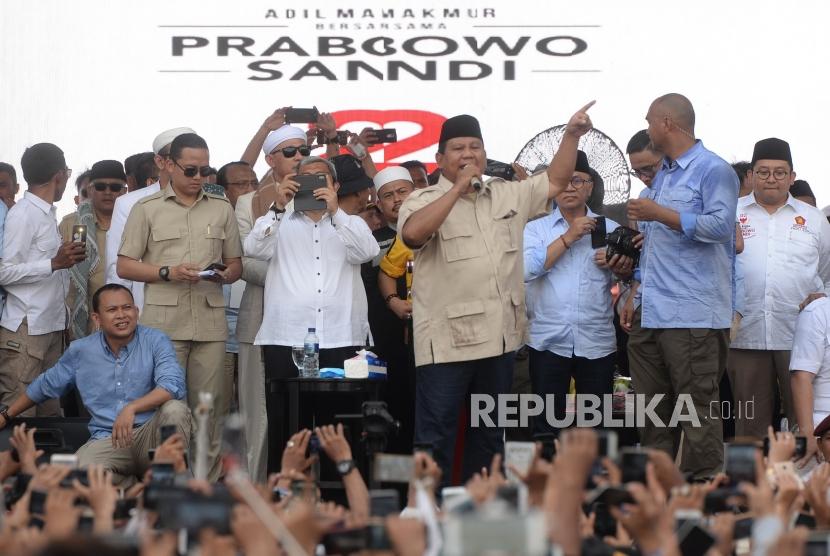 Kampanye Akbar Prabowo-Sandi. Capres nomer 02 Prabowo Subiyanto menyampaikan orasi politik saat Kampanye Akbar di Stadion Pakansari, Jawa Barat, Jumat (29/3).