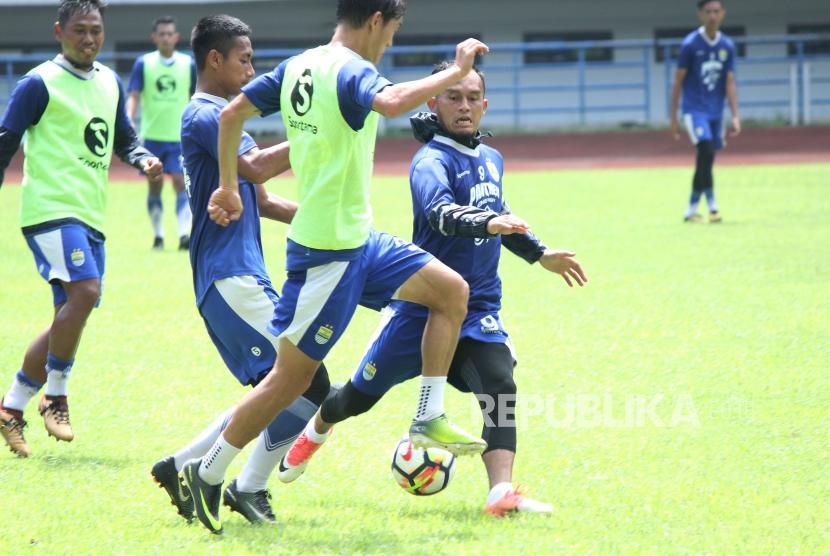 Airlangga Sutjipto berusaha menguasai bola saat latihan Persib, di Stadion Gelora Bandung Lautan Api (GBLA), Kota Bandung, Senin (12/3).