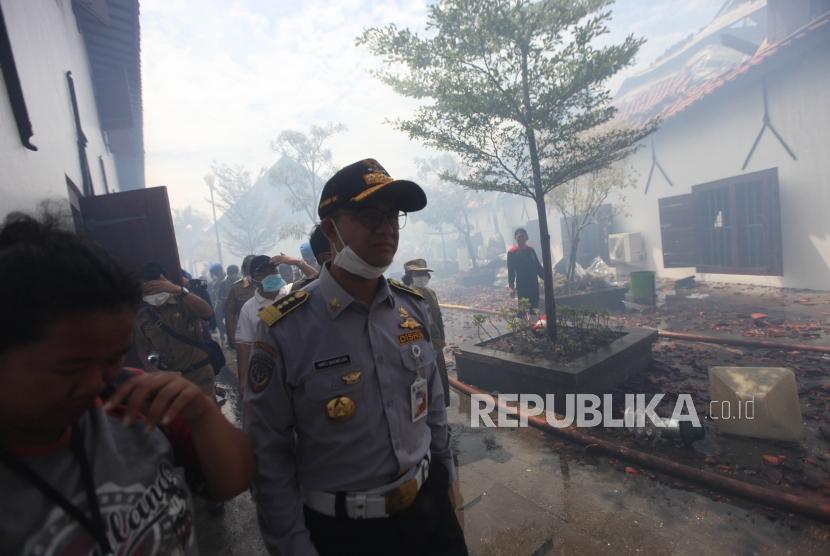 Gubernur DKI Jakarta Anies Baswedan meninjau Museum Bahari saat terbakar di Penjaringan, Jakarta, Selasa (16/1).