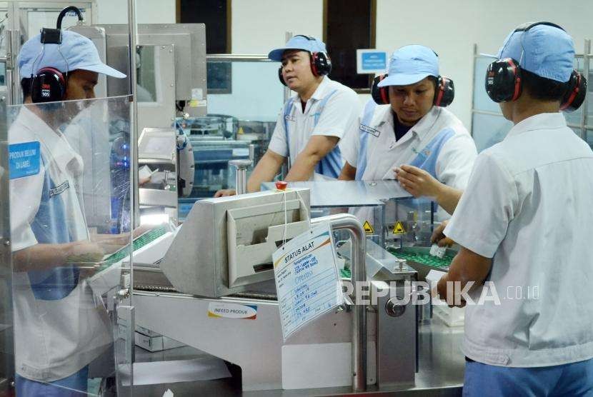 Pekerja melakukan pengemasan vaksin di laboratorium PT Bio Farma, Kota Bandung, Selasa (28/8).