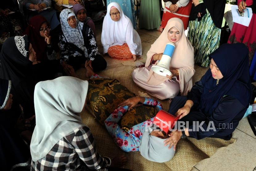 Sejumlah jamaah perempuan mengikuti pelatihan mengurus jenazah di Masjid Istiqlal, Jakarta, Ahad (25/3).