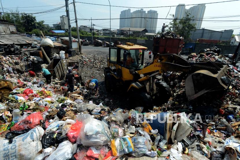 Alat berat saat mengangkut sampah di Tempat Pembuangan Sampah (TPS) Muara Baru, Penjaringan, Jakarta Utara, Senin (22/10).