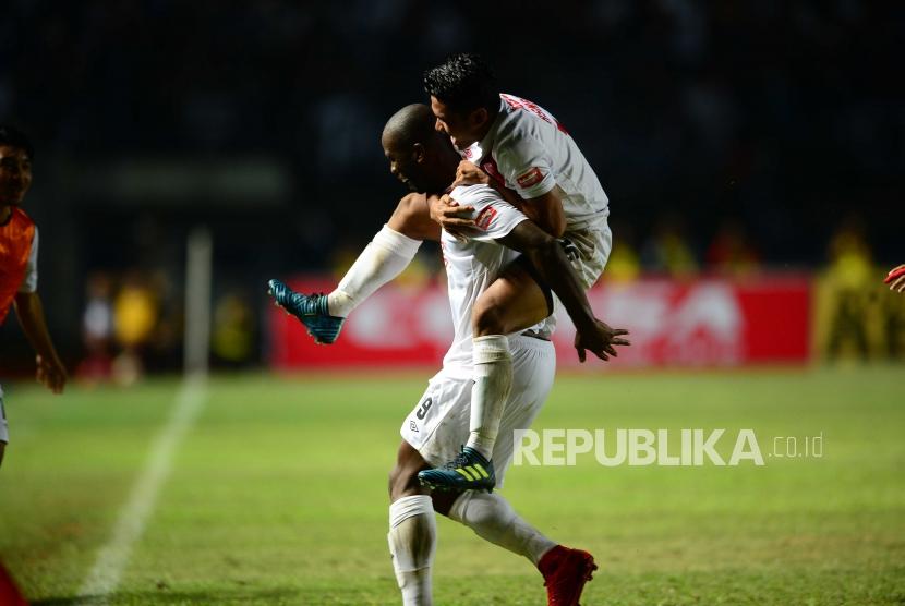 Selebrasi striker PSM Makassar Djite Bruce Jose setelah mencetak gol ke gawang Persib Bandung pada pertandingan Grup A Piala Presiden 2018 di Stadion Gelora Bandung Lautan Api Bandung, Jumat (26/1).