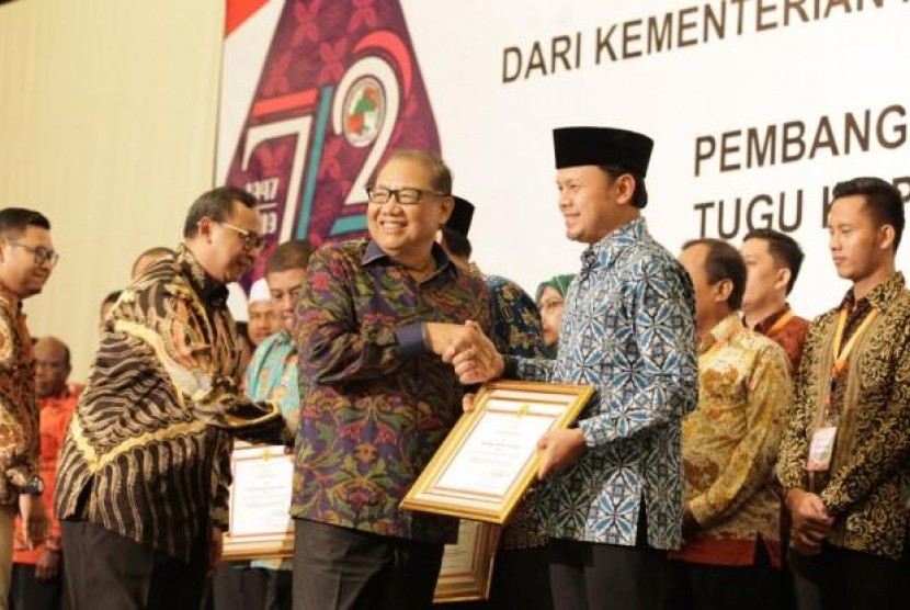 Menteri Puspayoga Beri Penghargaan ke Insan Koperasi. (FOTO: Kemenkop dan UKM)