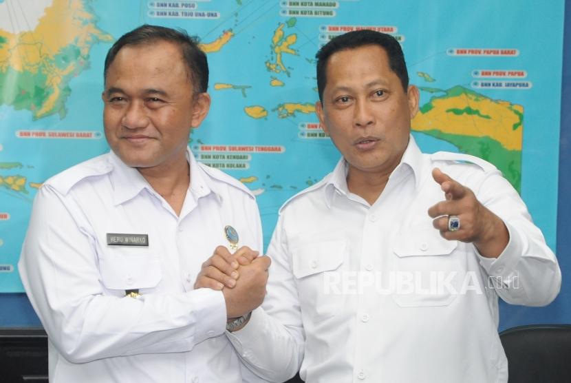 Kepala Badan Narkotika Nasional (BNN) Irjen Pol Heru Winarko (kiri) melakukan salam komando dengan mantan Kepala BNN Komjen Pol Budi Waseso (kanan) seusai kenal pamit Kepala BNN di Kantor BNN, Cawang, Jakarta, Senin (5/3).