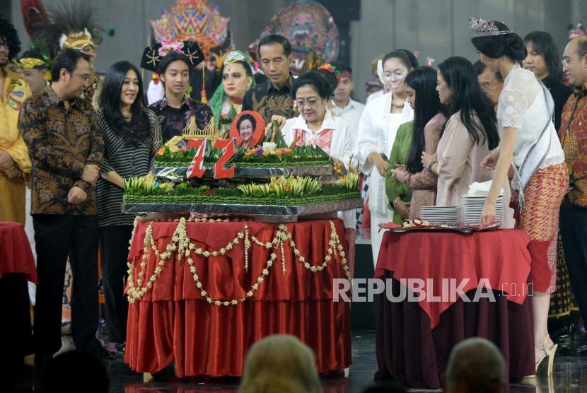 Presiden kelima RI Megawati Sukarnoputri memotong tumpeng disaksikan Presiden Joko Widodo saat perayaan ulang tahunnya di Jakarta, Rabu (23/1).