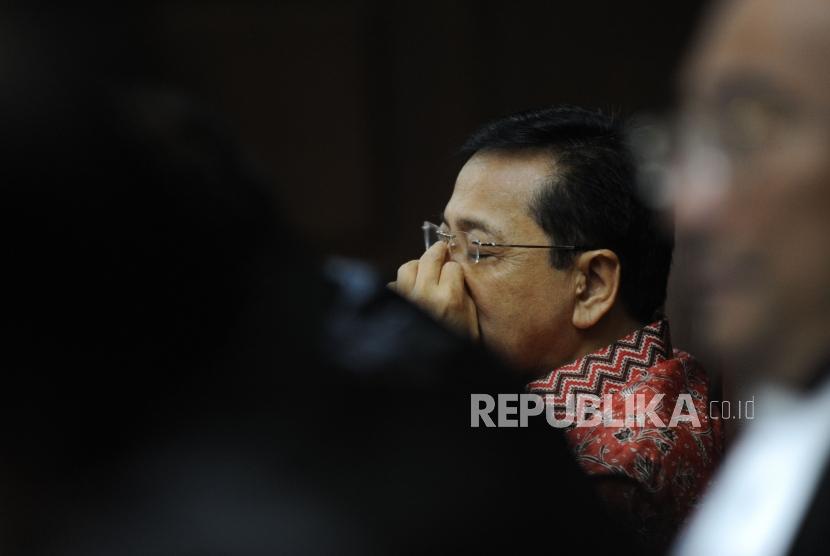  Terdakwa kasus tindak pidanda korupsi KTP Elektronik Setya Novanto  tertidur di ruangan persidangan usaat  mengikuti sidang lanjutan di Pengadilan tindak pidana korupsi, Jakarta, Kamis (18/1).