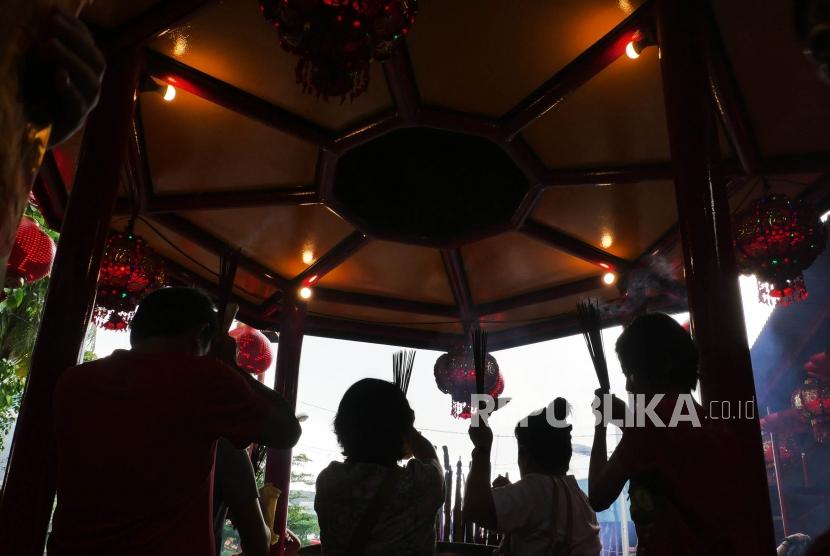 Umat yang merayakan hari raya Imlek nampak melakukan ibadah di Vihara Dharma Bakti, di bilangan petak 9, Jakarta, Selasa (5/2).