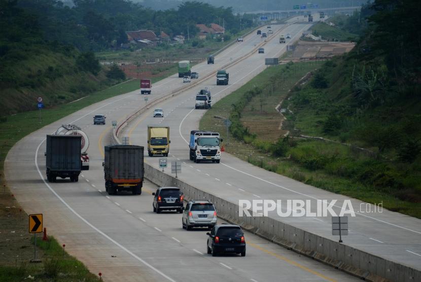 Sejumlah kendaraan melintasi Jalan Pemalang-Batang, Kabupaten Batang, Jawa Tengah, Selasa (7/5).
