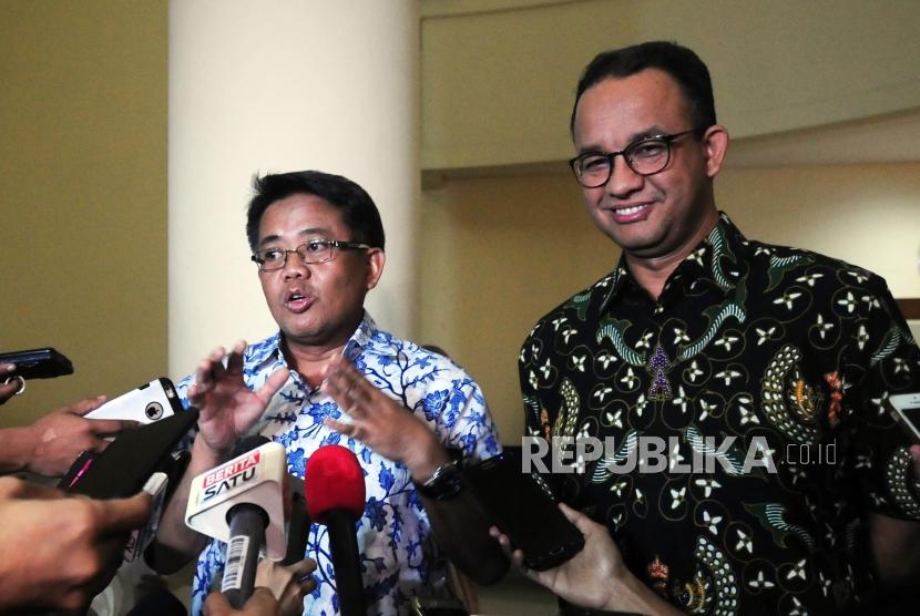 Gubernur DKI Jakarta periode 2017-2022 Anies Rasyid Baswedan (kanan) bersama Wakil Ketua Dewan Syura PKS Mohamad Sohibul Iman.