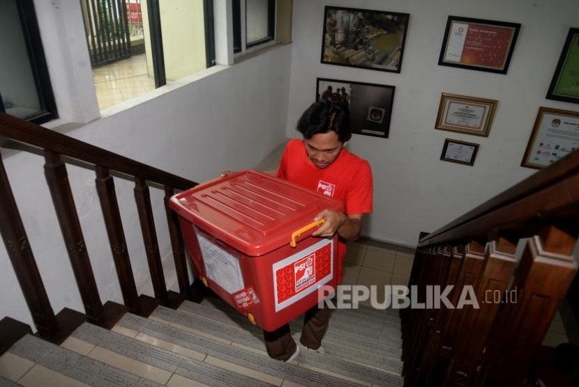 [ilustrasi] Simpatisan Partai Solidaritas Indonesia (PSI) di kantor KPU Jakarta.