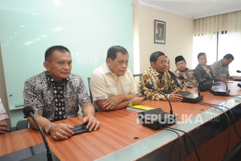 Plt Ketua Umum Partai Golkar Idrus Marham (ketiga kiri), Ketua Harian Partai Golkar Nurdin Halid (kedua kiri) menerima kunjungan perwakilan DPD I ke kantor DPP Partai Golkar di Jakarta, Rabu (6/12).