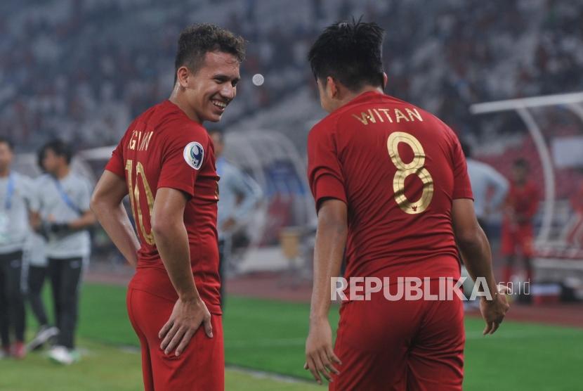 Selebrasi  penyerang  Indonesia Witan Sulaeman (kanan) bersama gelandang tim nasional Indonesia Egy Maulana Vikri (kiri)  usai memasukan bola yang dijaga penjaga gawang Taiwan Li Guan Pei  dalam pertandingan grup a Piala AFC U-19 di Stadion Utama Gelora Bung Karno, Jakarta, Kamis (18/10).