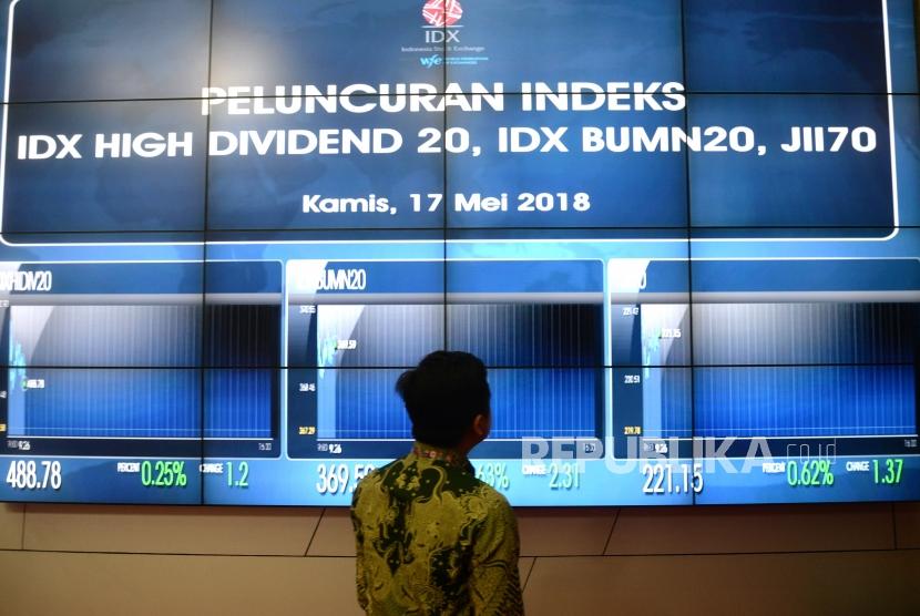 Peluncuran Indeks Baru BEI. Pengunjung melihat pegerakan indeks saham pascapeluncuran di Bursa Efek Indonesia, Jakarta, Kamis (17/5).
