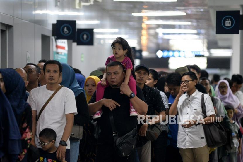 Sejumlah warga memadati Stasiun MRT Bundaran HI