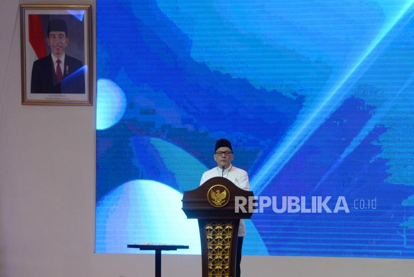 Gubernur BI Agus Martowardojo memberi sambutan saat acara pembukaan Indonesia Sharia Economic Festival (ISEF) 2017 di Surabaya, Jawa Timur, Kamis (9/11).