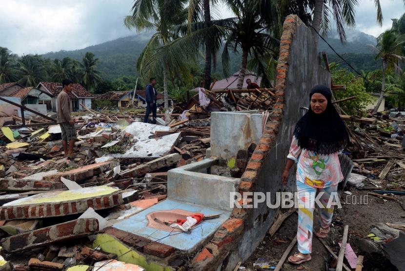 Sejumlah warga terdampak tsunami saat mencari barang berharganya di Desa Way Muli, Kalianda, Lampung Selatan, Selasa (25/12).