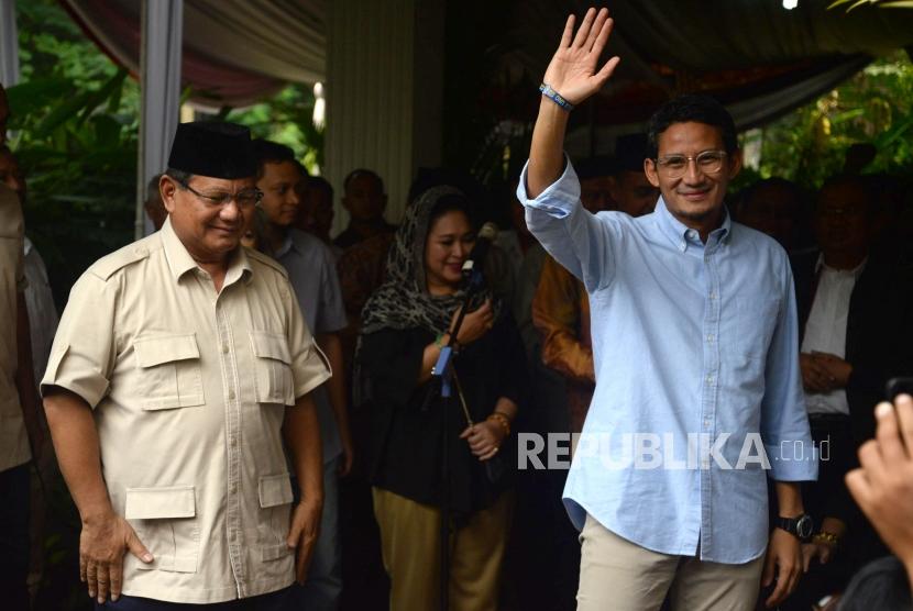 Pasangan Capres dan Cawapres No 02 Prabowo Subianto-Sandiaga Uno menyapa wartawan usai memberikan keterangan terkait hasil final rekapitulasi nasional KPU di Kertanegara, Jakarta, Selasa (21/5).