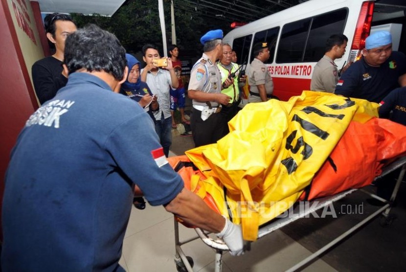 Petugas Forensik Rumah Sakit Polri membawa jenazah korban ledakan pabrik petasan.