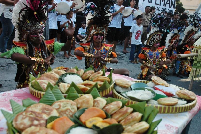 YOGYAKARTA, 30/7 - PAWAI APEMAN MALIOBORO. Peserta mengikuti pawai apeman Malioboro di Kepatihan Yogyakarta, Sabtu (30/7).