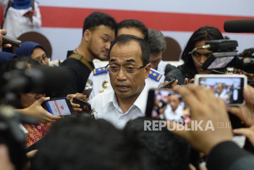 Menteri Perhubungan Budi Karya Sumadi  memberikan keterengan kepada media usai konferensi pers di Jakarta, Senin (5/11).